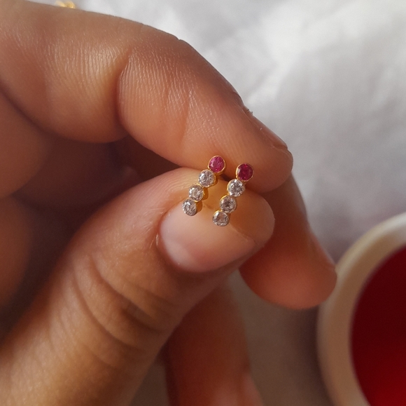 Beautiful new 😍 shaining stone studs - Picture 6 of 6